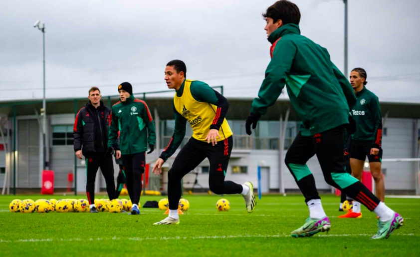 Cú hích xuất hiện; M.U đôn cầu thủ 36 tuổi từ đội trẻ lên tập luyện - Bóng Đá