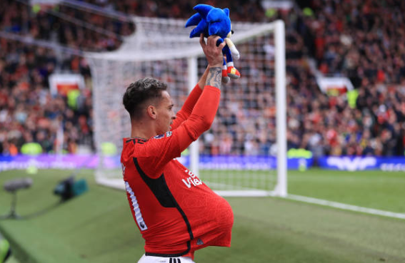 Man Utd flop Antony has been hiring a personal photographer to catch him in 'action' - Bóng Đá