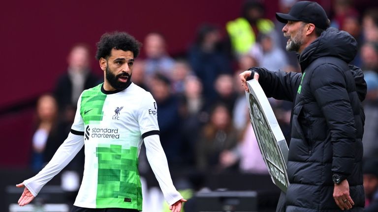 Khoảnh khắc ngượng ngùng giữa Salah và Klopp - Bóng Đá