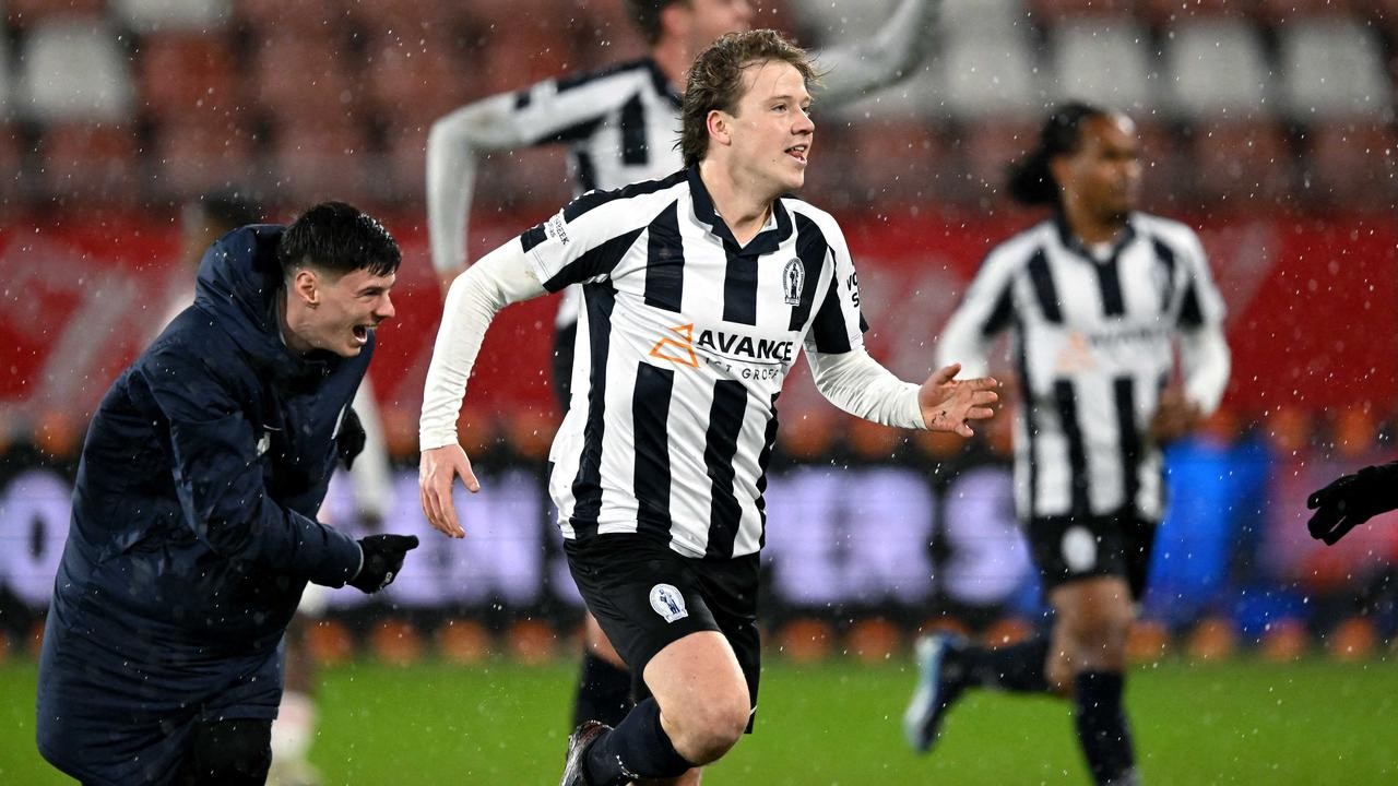 Địa chấn xảy đến với Ajax - Bóng Đá