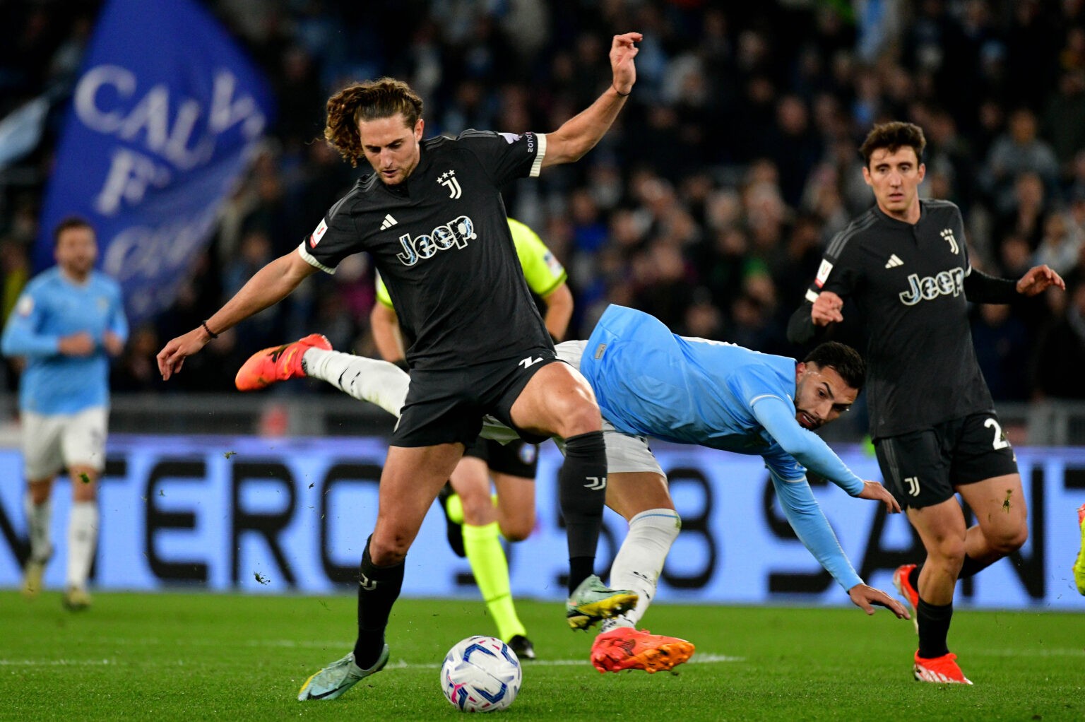 Manchester United are one of the front-runners to sign Juventus midfielder Adrien Rabiot on a free transfer, according to Corriere di Torino. - Bóng Đá