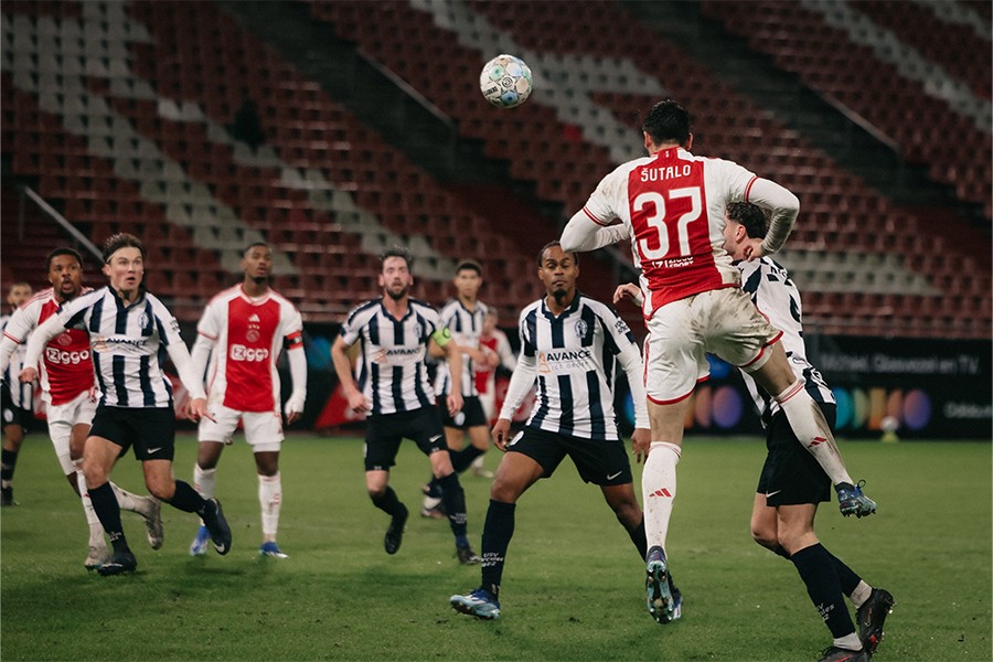 Địa chấn xảy đến với Ajax - Bóng Đá