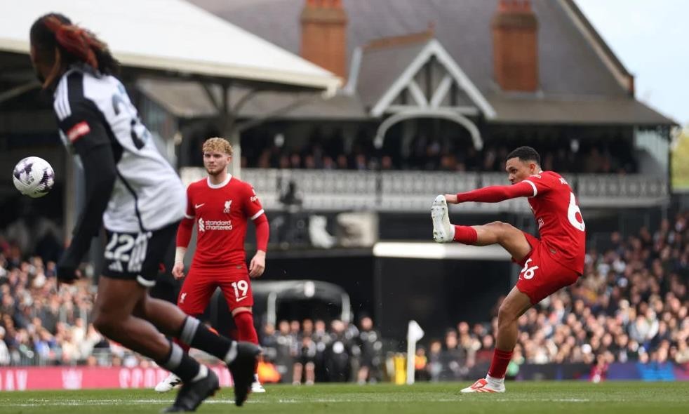  Jamie Carragher was very impressed by Alexander-Arnold  - Bóng Đá