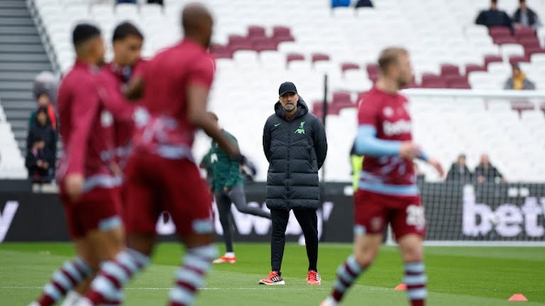 Khoảnh khắc ngượng ngùng giữa Salah và Klopp - Bóng Đá