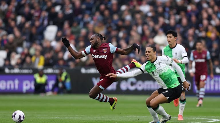 Khoảnh khắc ngượng ngùng giữa Salah và Klopp - Bóng Đá