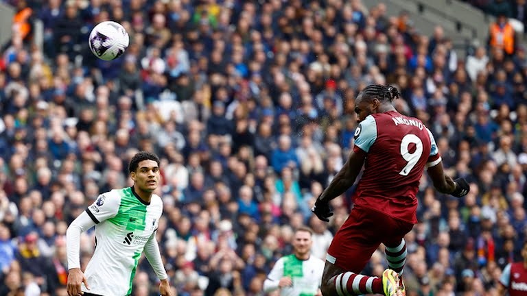 Khoảnh khắc ngượng ngùng giữa Salah và Klopp - Bóng Đá