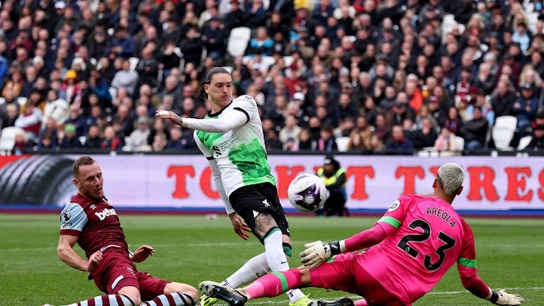 Khoảnh khắc ngượng ngùng giữa Salah và Klopp - Bóng Đá
