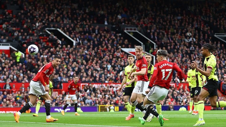 The chasm in Man Utd's midfield is nothing new, but blimey does it leave them vulnerable - Bóng Đá