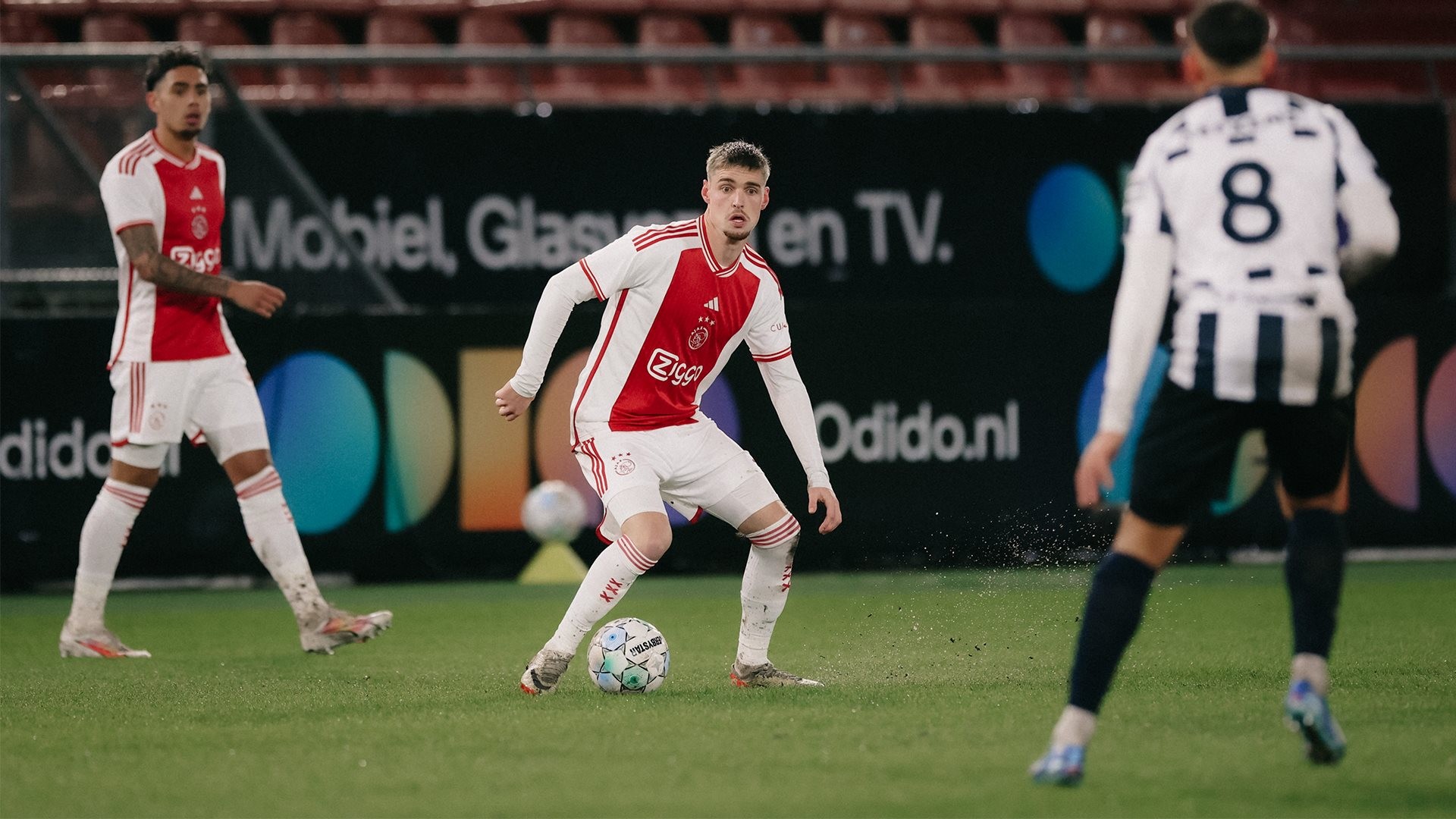 Địa chấn xảy đến với Ajax - Bóng Đá