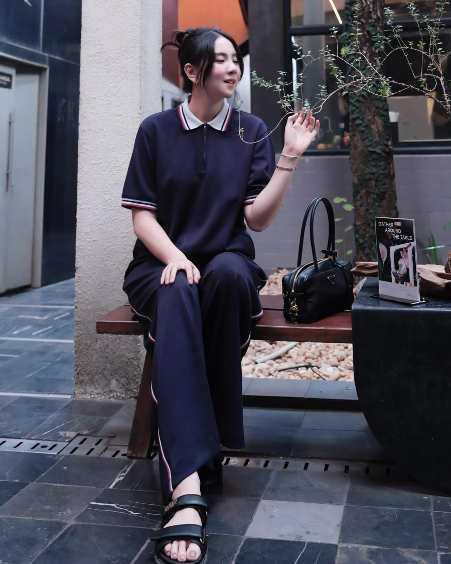 Khi lựa chọn các tông màu đậm như xanh đen hoặc đen, tổng thể càng trở nên sắc sảo và có chiều sâu hơn.