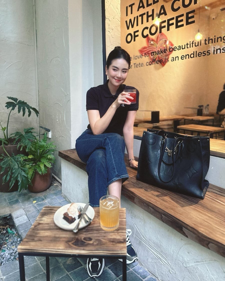 Quần jeans ống đứng giúp tổng thể gọn gàng hơn, trong khi áo polo tạo cảm giác lịch sự vừa đủ. 