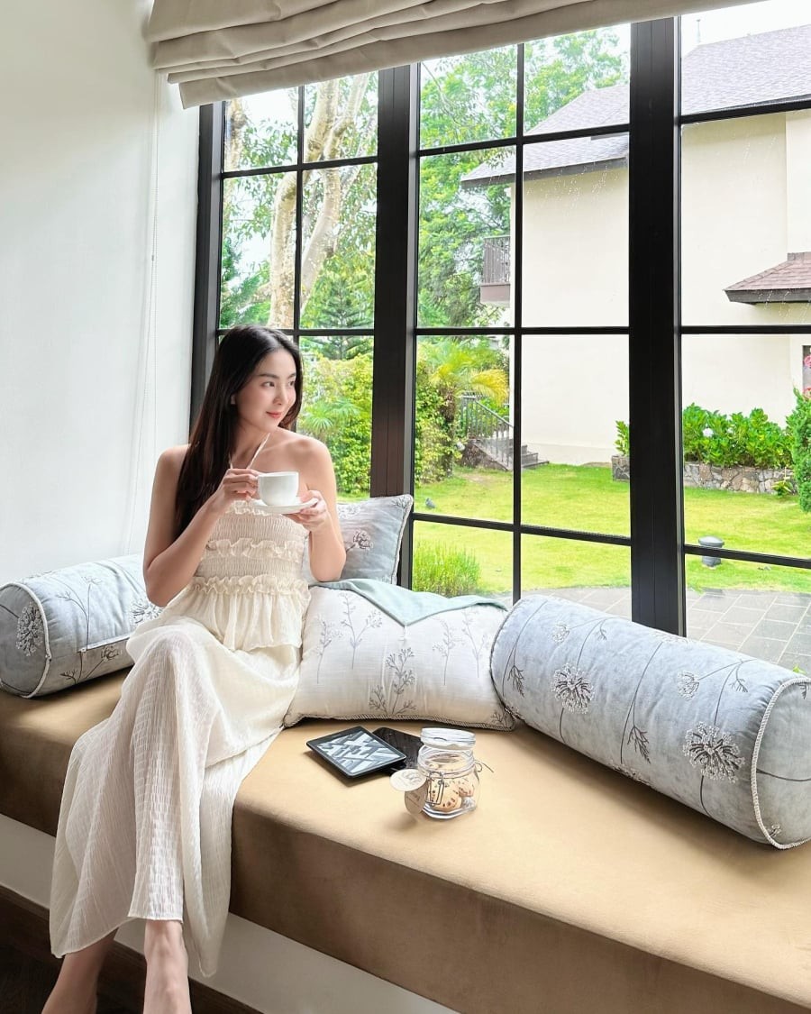 Các chi tiết như bèo nhún hoặc chất liệu nhẹ giúp tổng thể trở nên mềm mại và phù hợp với không khí mùa hè.