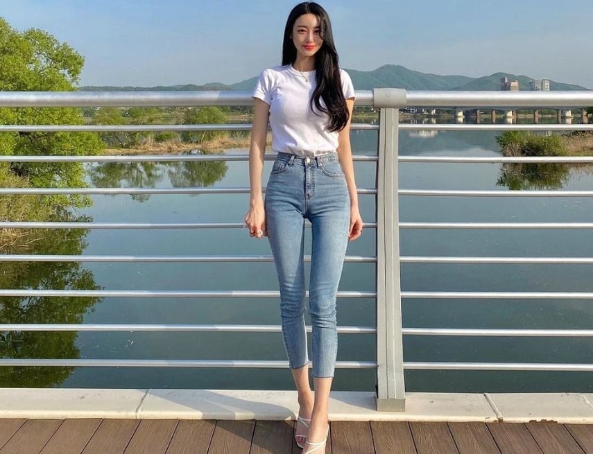 Sau thời gian bị lấn át bởi các thiết kế ống rộng, skinny jeans đang dần lấy lại vị thế nhưng theo hướng tiết chế hơ