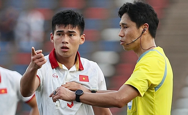 Thẻ đỏ của Ngọc Thắng - Bóng Đá