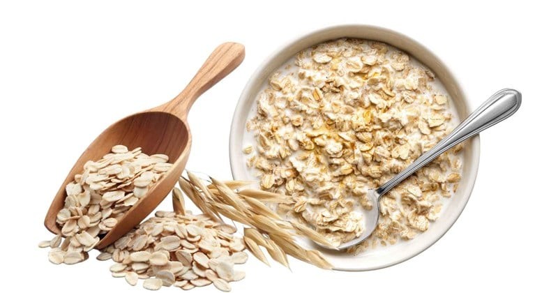 Yến mạch giàu chất xơ hòa tan, giúp làm chậm quá trình tiêu hóa và tạo cảm giác no lâu hơn.