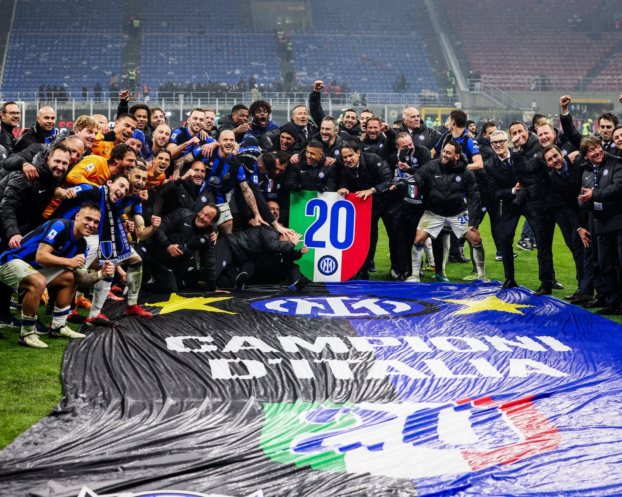 Cảnh tượng điên rồ khi Inter Milan vô địch Serie A - Bóng Đá