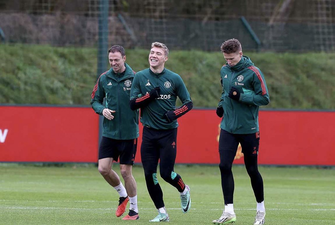 Hình ảnh khó tin của dàn sao M.U trên sân tập trước trận Liverpool - Bóng Đá