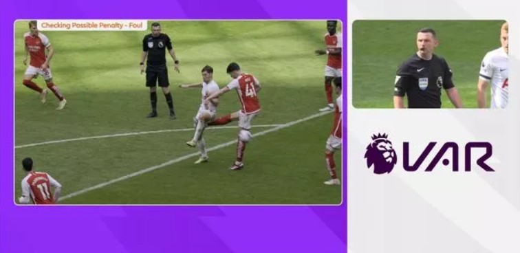 Michael Oliver 'should be really disappointed' with major Tottenham vs Arsenal error - Bóng Đá