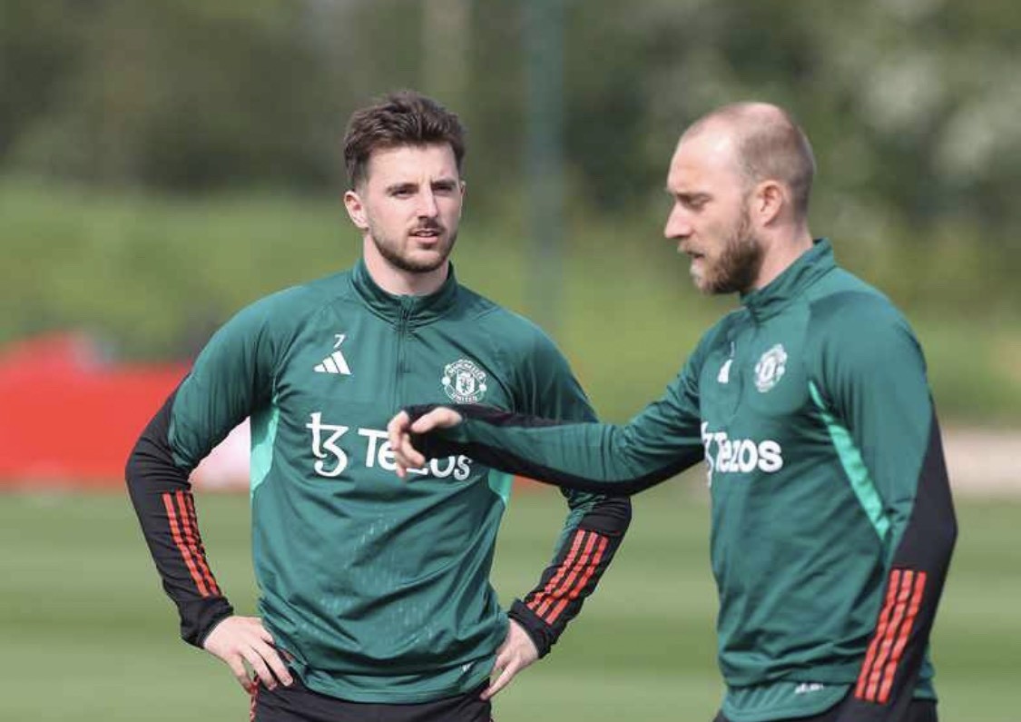 Cầu thủ bị lãng quên xuất hiện trên sân tập Man Utd - Bóng Đá