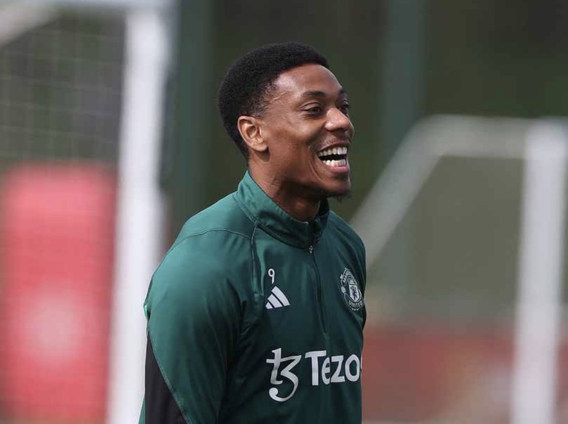 Cầu thủ bị lãng quên xuất hiện trên sân tập Man Utd - Bóng Đá