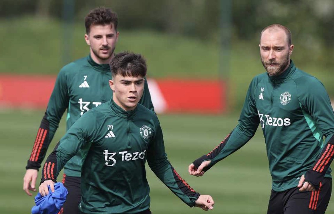 Cầu thủ bị lãng quên xuất hiện trên sân tập Man Utd - Bóng Đá