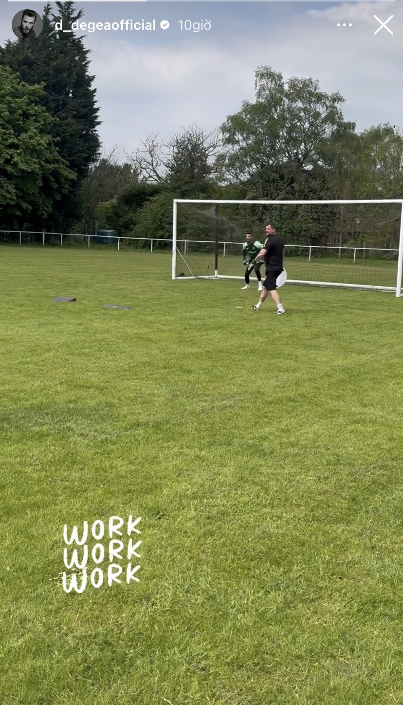 Eagle-eyed fans spot David de Gea training in Man United gear as his search for a new club continues - Bóng Đá