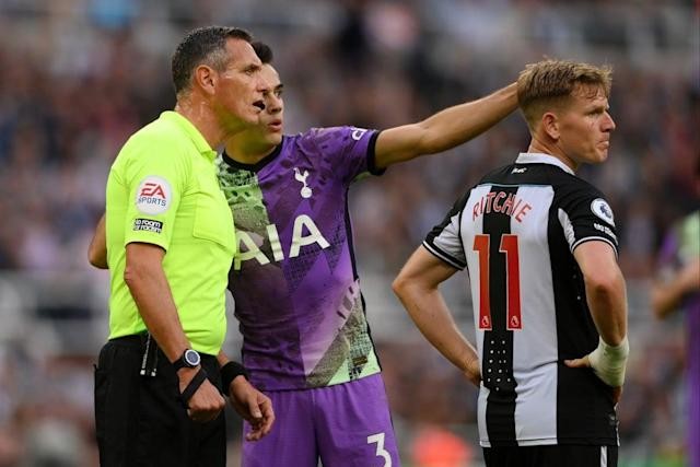 CĐV đột quỵ, Reguilon đã nói gì để trọng tài tạm dừng trận đấu? - Bóng Đá