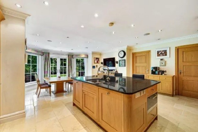 Man Utd's Sir Alex Ferguson puts stunning £3.5m home up for sale after wife's death - Bóng Đá