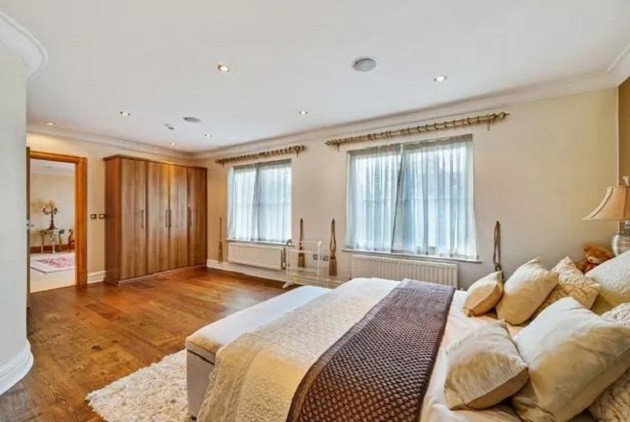 Man Utd's Sir Alex Ferguson puts stunning £3.5m home up for sale after wife's death - Bóng Đá