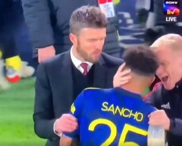 Donny van de Beek's touching moment with Jadon Sancho at full-time - Bóng Đá