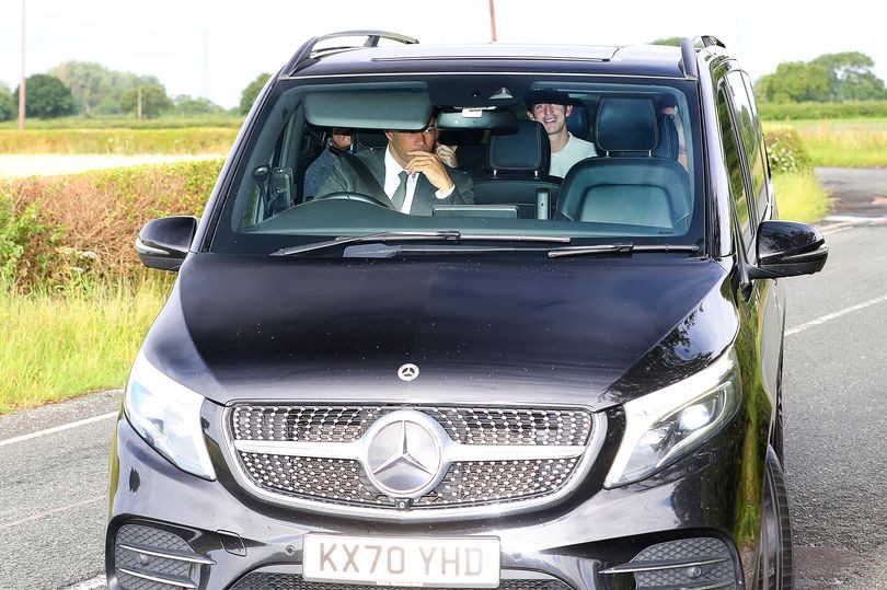 First image of Mount arriving at Carrington + Romano on medical test - Bóng Đá