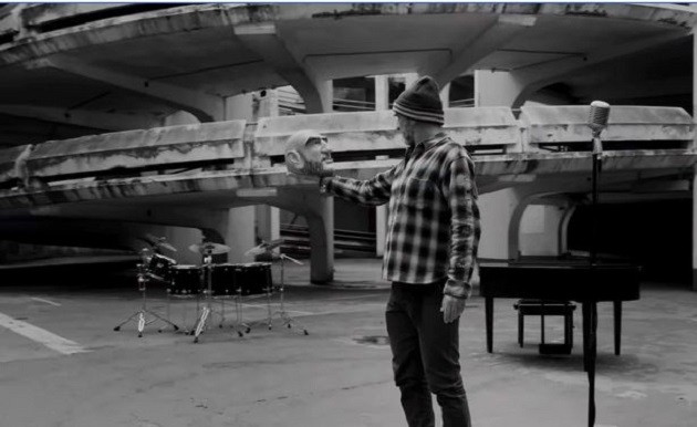 Manchester United legend Eric Cantona goes into music [Watch] - Bóng Đá