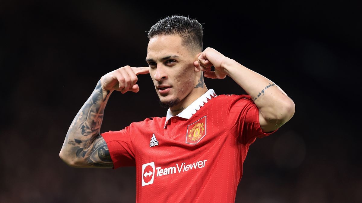 Antony fires back at Gary Neville with perfect response after 