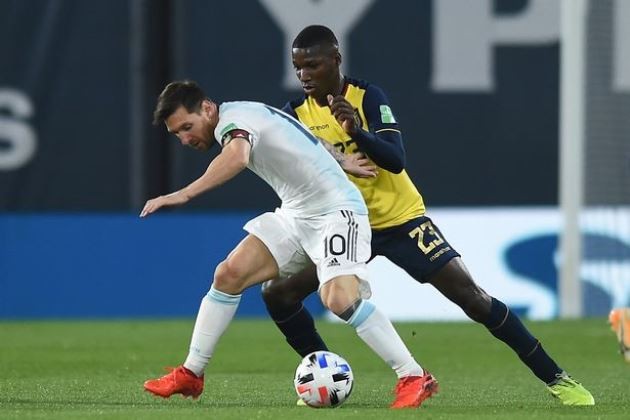 Man Utd target Moises Caicedo's incredible performance vs Lionel Messi on Ecuador debut - Bóng Đá