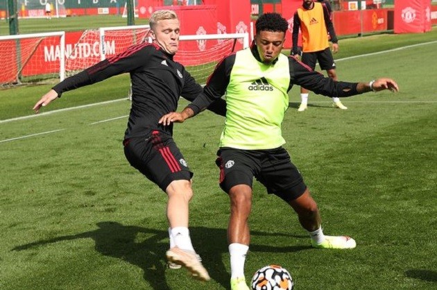 Donny van de Beek's touching moment with Jadon Sancho at full-time - Bóng Đá