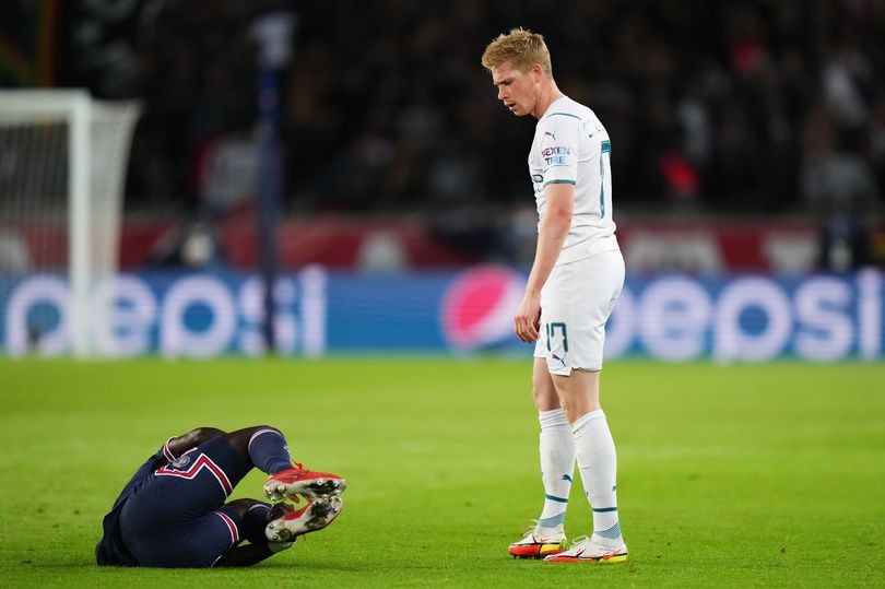 Manchester United fans slam lack of 'consistency' after Man City's Kevin De Bruyne escapes red card - Bóng Đá