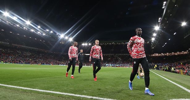 Không chỉ ném bã kẹo, Van de Beek còn vứt áo đầy tức giận - Bóng Đá