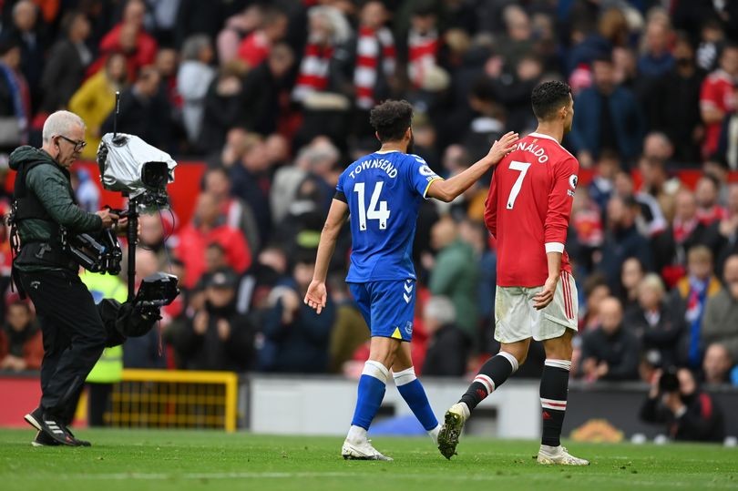 Frustrated Cristiano Ronaldo marches straight down tunnel after Manchester United draw vs Everton - Bóng Đá