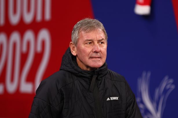Man Utd legend Bryan Robson involved in car crash en route to Everton match - Bóng Đá