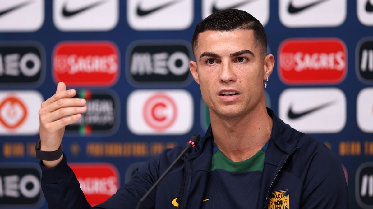 Động thái lạ của Cristiano Ronaldo - Bóng Đá