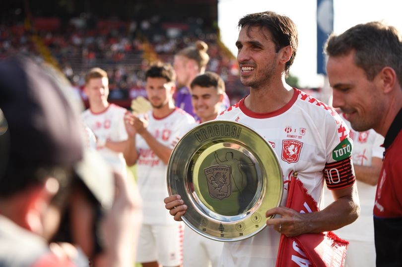 Manchester United invite Bryan Ruiz to training ground - Bóng Đá