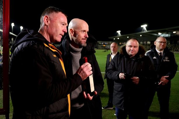 Erik ten Hag's touching gesture to Newport boss with gift chosen by Sir Alex Ferguson - Bóng Đá