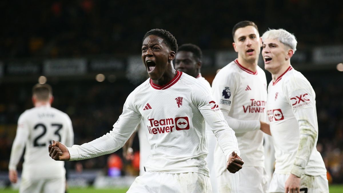 M.U hạ Wolves, Garnacho lẻn vào sân dù phạm luật - Bóng Đá