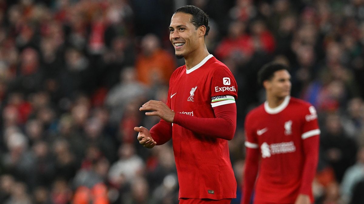 Jamie Carragher aims fresh dig at Manchester United legend after Liverpool beat Luton - Bóng Đá