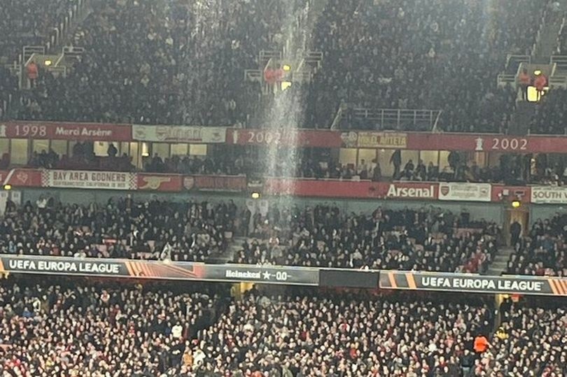 Sân Emirates bị thủng mái - Bóng Đá