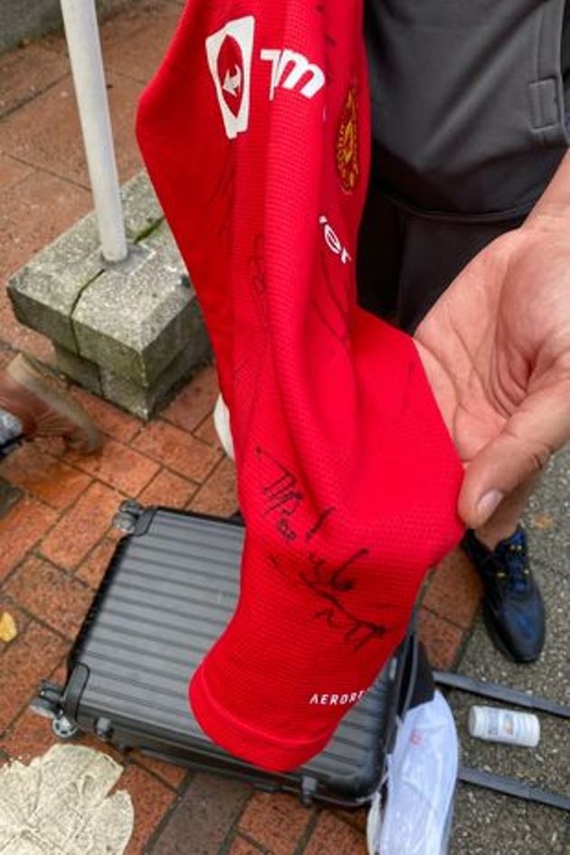 Mauricio Pochettino signs Man Utd shirt in biggest hint yet over manager vacancy - Bóng Đá