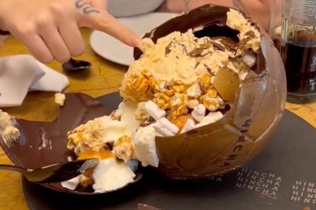 Lionel Messi serves Ballon d’Or dessert in his new restaurant - Bóng Đá