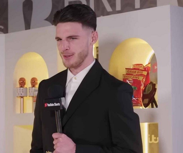 Declan Rice reaction to being offered Man Utd mug speaks volumes about transfer chance - Bóng Đá