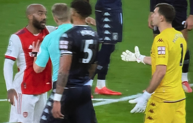 Emi Martinez and Alexandre Lacazette's angry exchange before Arsenal penalty - Bóng Đá