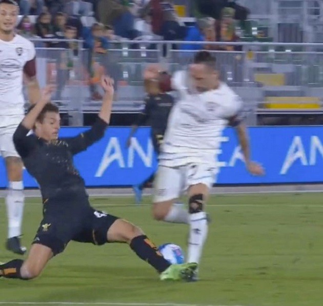 Sao Chelsea nhận thẻ đỏ dị nhất lịch sử Serie A - Bóng Đá